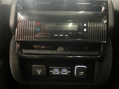 Used 2024 Jeep Wagoneer Series II AWD/4WD image 29