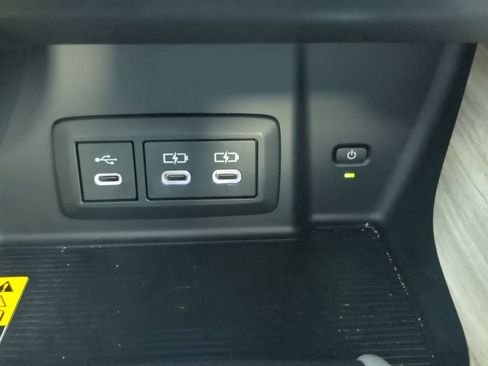 Used 2023 Toyota Venza LE image 27