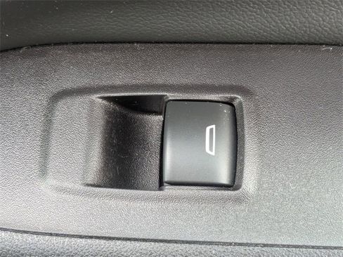 Used 2021 Chevrolet Equinox LT image 32