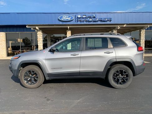 Used 2018 Jeep Cherokee Trailhawk AWD/4WD image 6