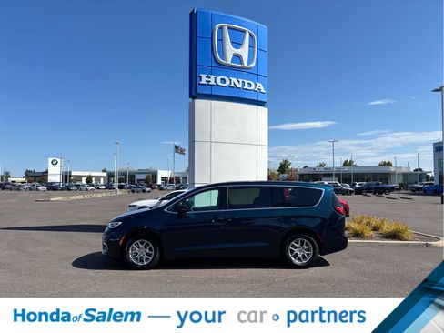 Used 2024 Chrysler Pacifica Touring-L FWD image 3