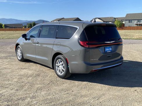 New 2025 Chrysler Pacifica Select image 11