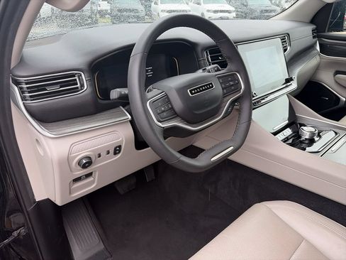 Used 2024 Jeep Wagoneer L Series II RWD image 8