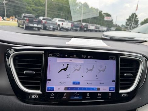 Used 2024 Chrysler Pacifica Touring-L FWD image 19