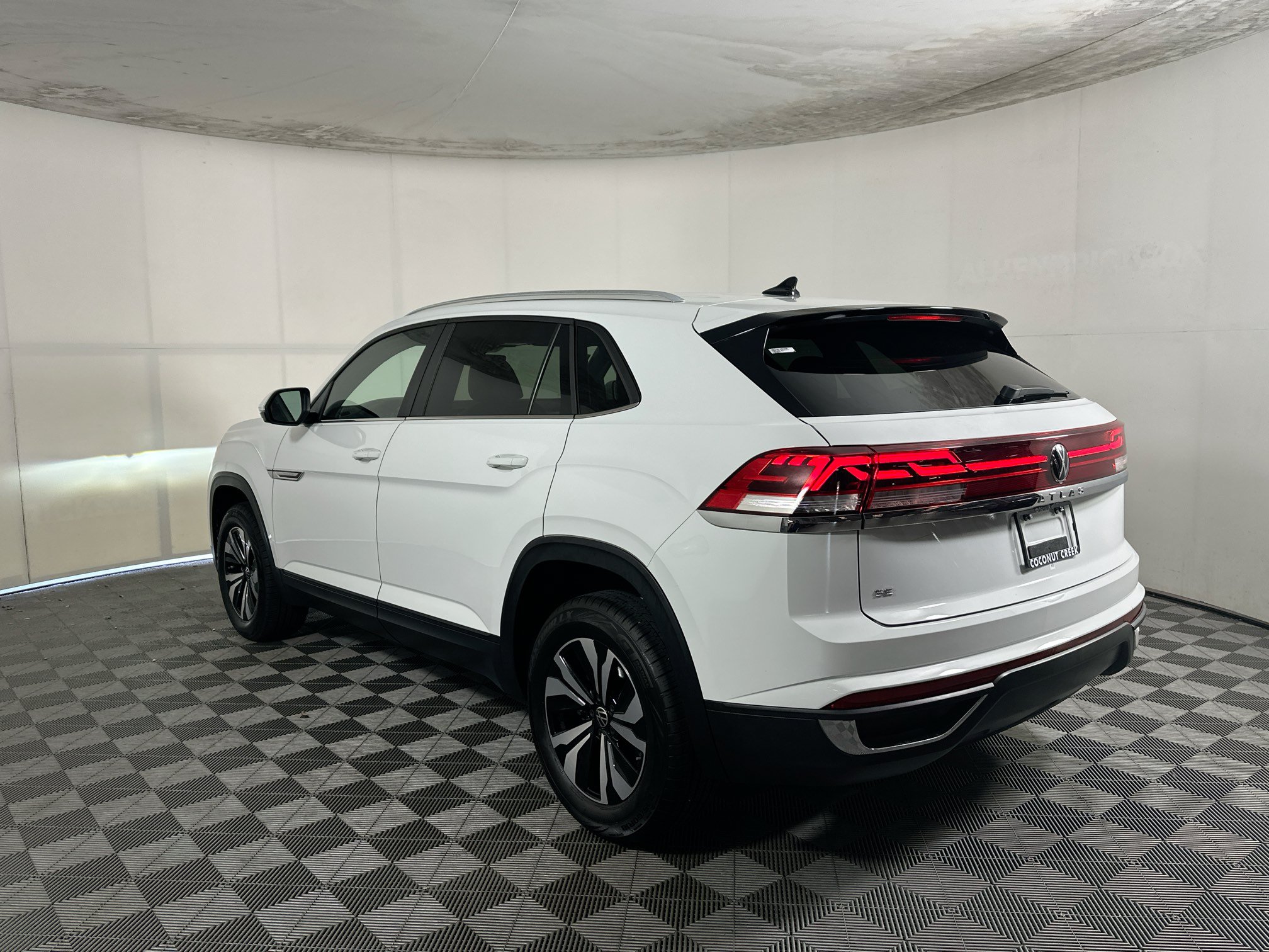 Used 2024 Volkswagen Atlas Cross Sport SE FWD image 5