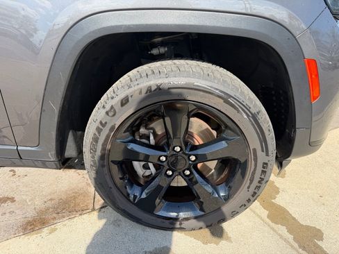 Used 2023 Jeep Grand Cherokee L Laredo image 12