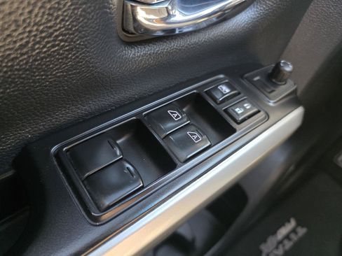 Used 2018 Nissan Titan PRO-4X w/ Pro-4x Convenience Package AWD/4WD image 9