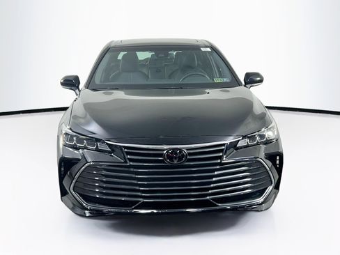 Used 2019 Toyota Avalon XLE w/ Moonroof Package image 2