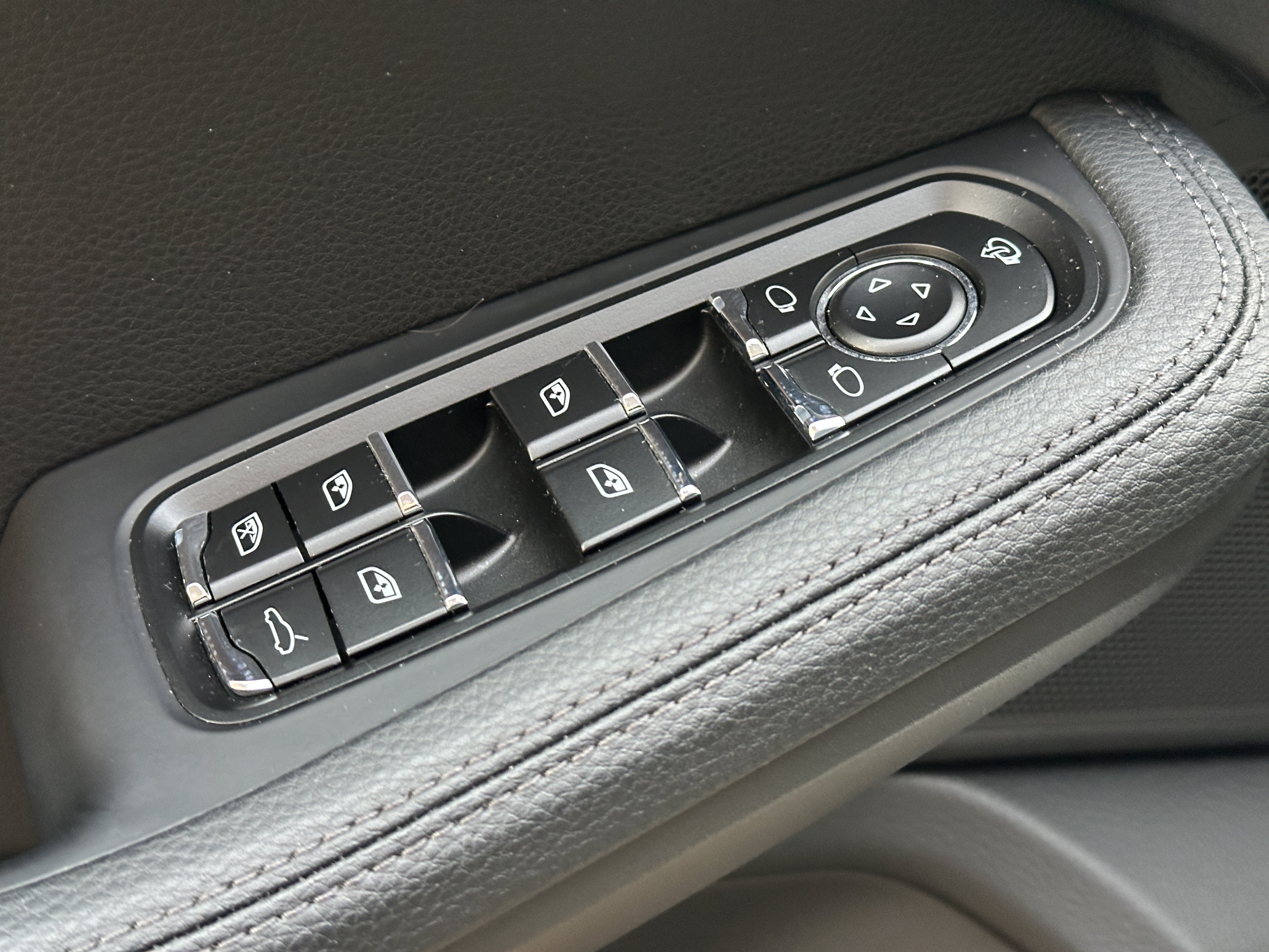 Certified 2025 Porsche Macan AWD/4WD image 22