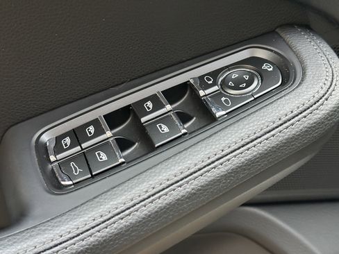Certified 2025 Porsche Macan AWD/4WD image 22