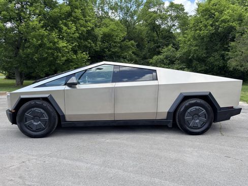 Used 2024 Tesla Cybertruck AWD Crew Cab image 8