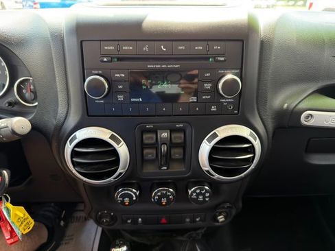 Used 2014 Jeep Wrangler Unlimited Rubicon w/ Connectivity Group AWD/4WD image 19