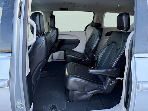 Used 2024 Chrysler Pacifica Touring-L FWD image 4