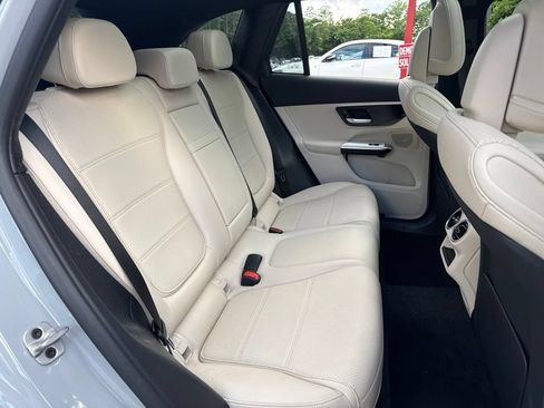 Used 2025 Mercedes-Benz GLC 350e 4MATIC image 7