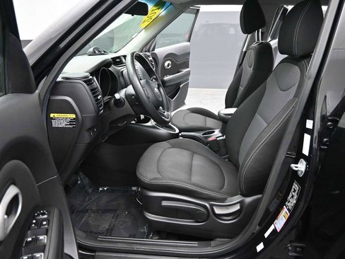 Used 2017 Kia Soul + image 15