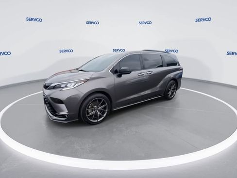 Used 2022 Toyota Sienna XSE image 4