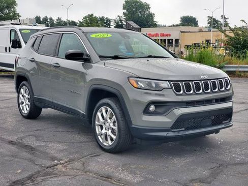 Used 2023 Jeep Compass Latitude AWD/4WD image 2