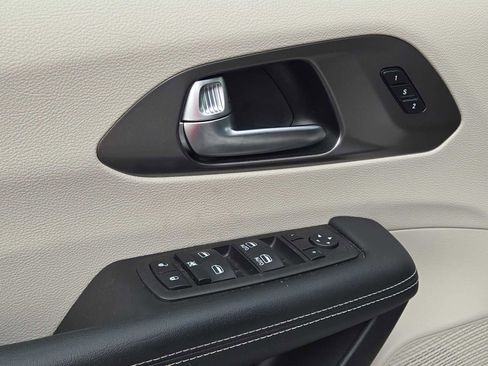 Used 2023 Chrysler Pacifica Touring-L image 24