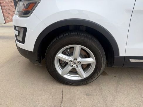 Used 2017 Ford Explorer XLT AWD/4WD image 12