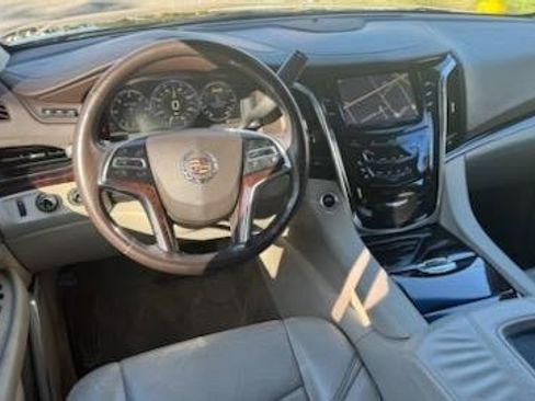 Used 2015 Cadillac Escalade Luxury image 10