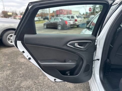 Used 2015 Chrysler 200 Limited image 18