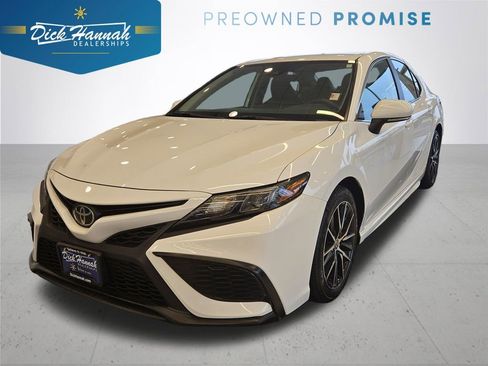 Used 2022 Toyota Camry SE image 1