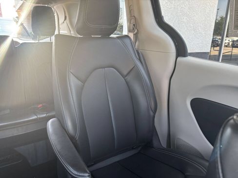 Used 2023 Chrysler Pacifica Touring-L FWD image 39