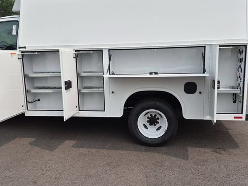 New 2027 Ford E-350 and Econoline 350 Super Duty w/ Power Equipment Group RWD image 17