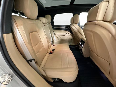Certified 2023 Porsche Cayenne Platinum Edition image 25