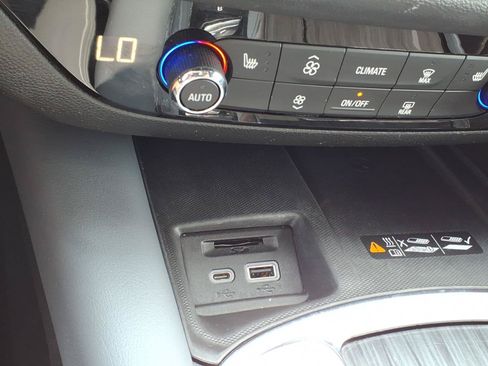 Used 2023 Buick Enclave Essence AWD/4WD image 19
