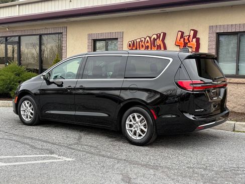 Used 2024 Chrysler Pacifica Touring-L image 4