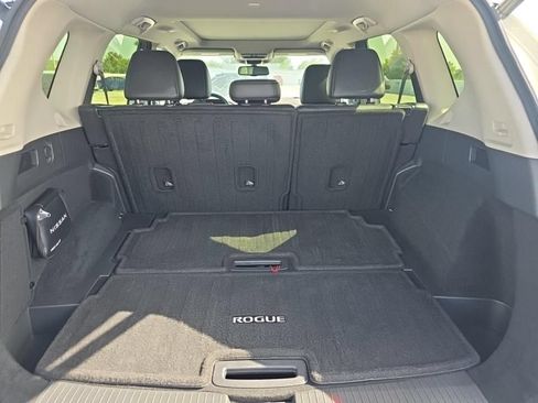 Used 2023 Nissan Rogue Platinum FWD image 2