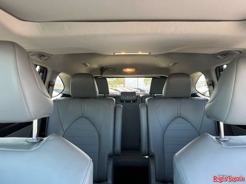 Used 2023 Toyota Highlander XLE FWD image 32