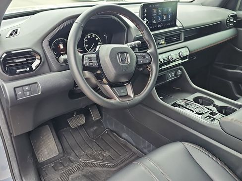 Used 2025 Honda Pilot TrailSport image 16