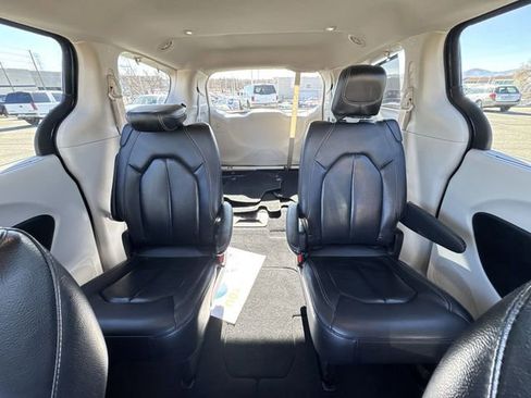 Used 2022 Chrysler Pacifica Touring-L image 22