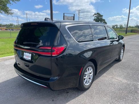 Used 2023 Chrysler Pacifica Touring-L FWD image 7