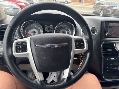 Used 2015 Chrysler Town & Country Touring FWD image 32