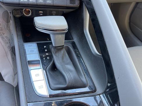 Used 2024 Hyundai Elantra Blue image 17