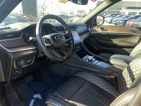 Used 2025 Jeep Grand Cherokee Summit image 10