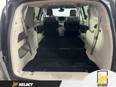 Used 2022 Chrysler Pacifica Touring-L FWD image 14