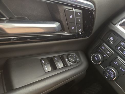 Used 2025 Chevrolet Tahoe Z71 AWD/4WD image 32