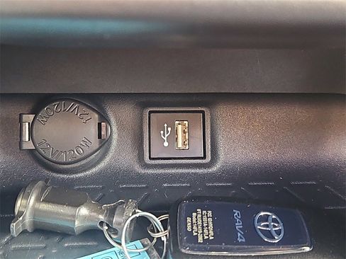 Used 2024 Toyota RAV4 SE image 17