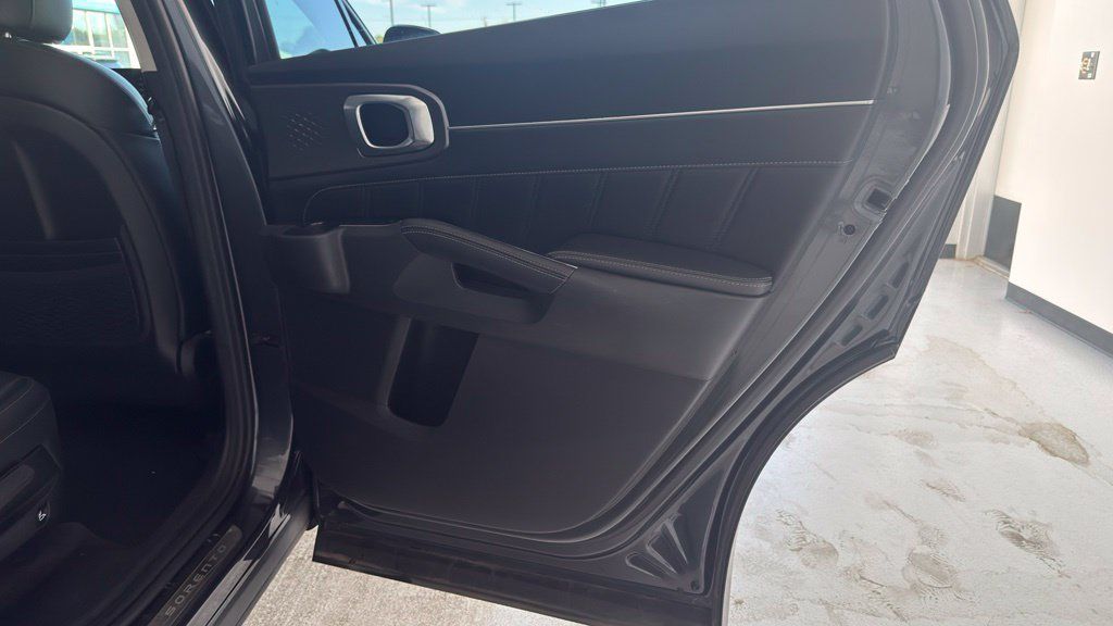 Used 2023 Kia Sorento SX AWD/4WD image 34