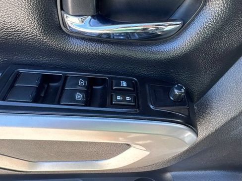 Used 2018 Nissan Titan SV AWD/4WD image 26