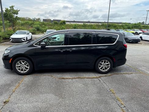 Used 2023 Chrysler Pacifica Touring-L FWD image 2