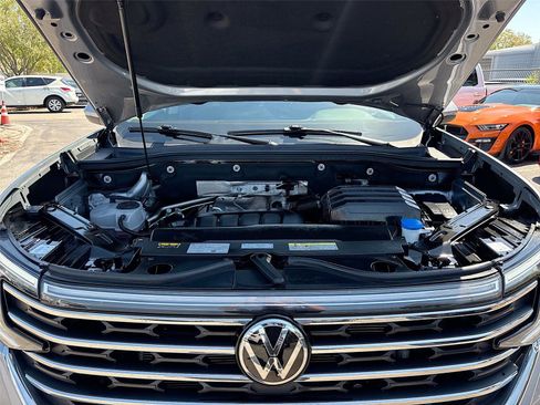 Used 2025 Volkswagen Atlas SE image 31