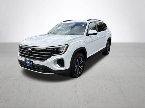 Used 2024 Volkswagen Atlas SE image 2
