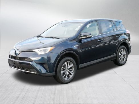 Used 2018 Toyota RAV4 LE image 4
