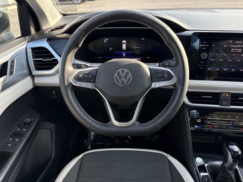 Used 2025 Volkswagen Taos SE w/ Panoramic Sunroof Package FWD image 13