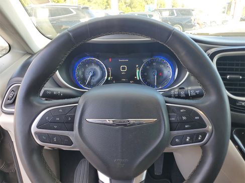 Used 2022 Chrysler Pacifica Touring-L image 16